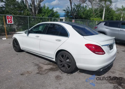 2017 Mercedes-Benz C 300 Luxury/Sport z USA, uszkodzony, nr VIN 55SWF4JB7HU179844